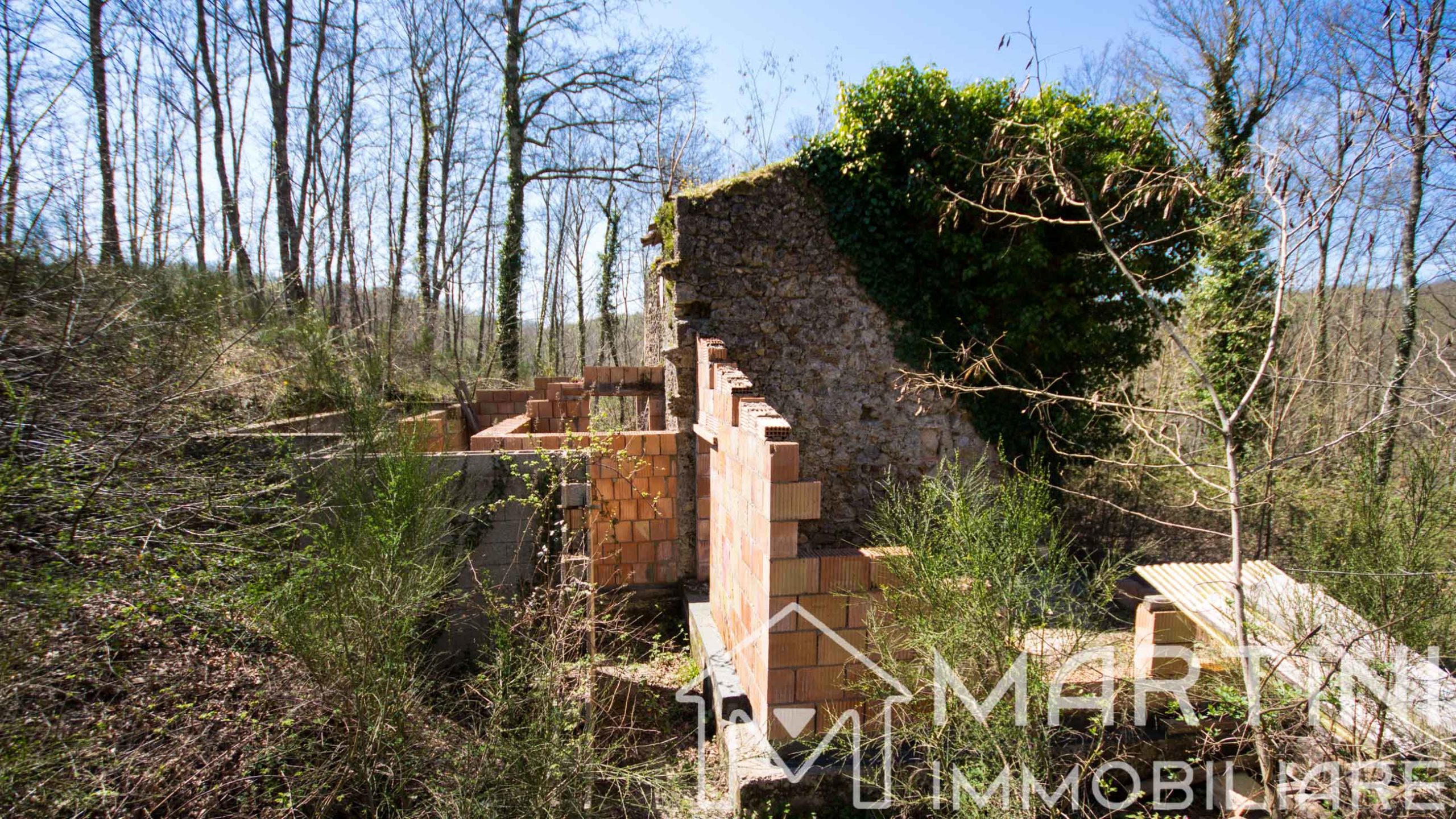 Ruin for Sale in Tuscany surrounded by Greenery