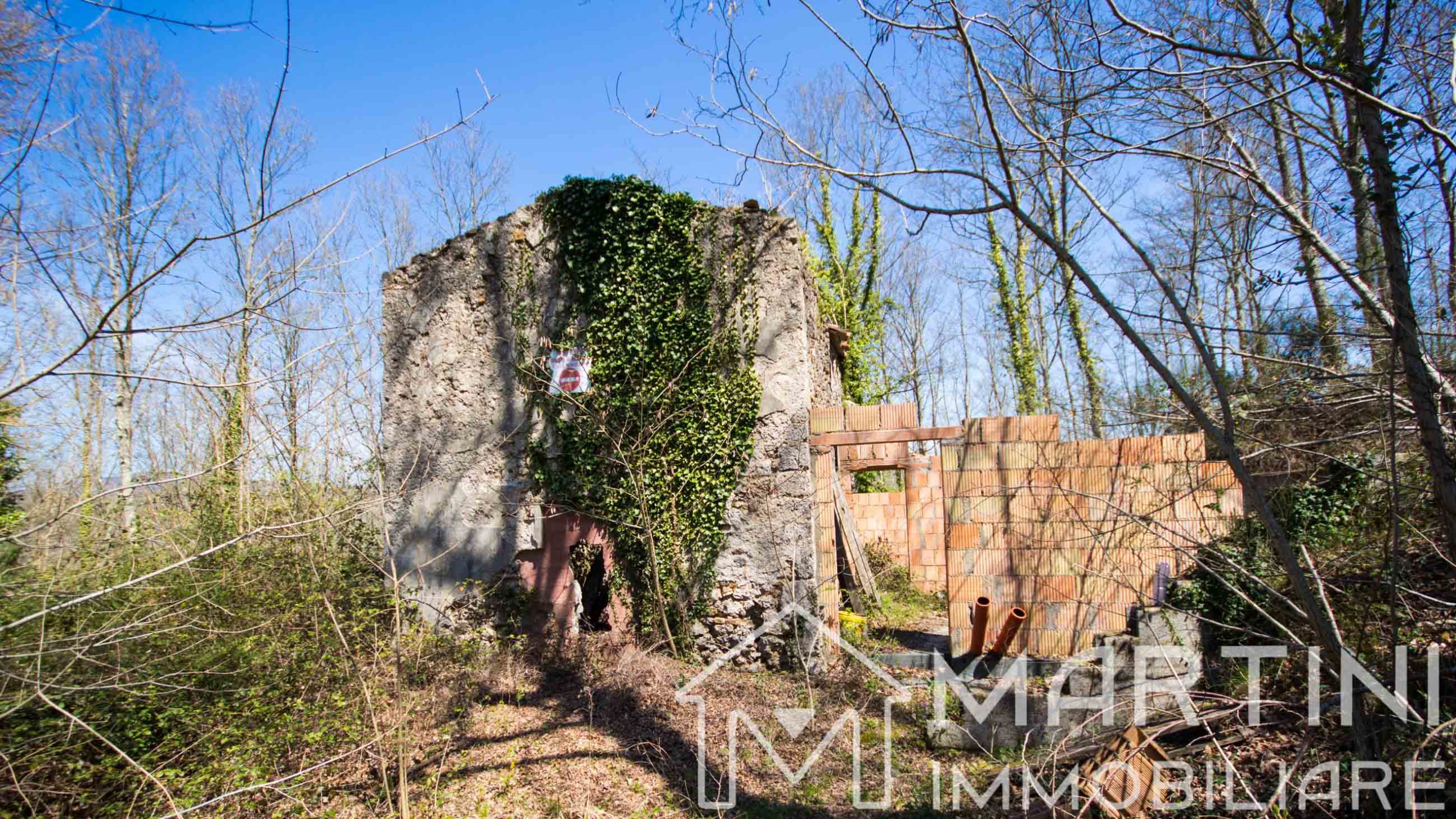 Ruin for Sale in Tuscany surrounded by Greenery