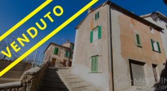Casa da Ristrutturare in Toscana con Garage e Vista