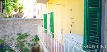 Appartamento Trilocale con Balcone in Collina