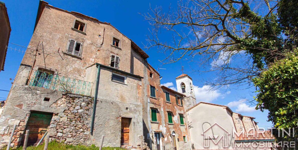 Big house to renovate in Tuscany