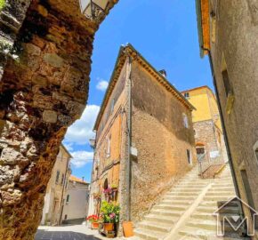 Flatiron Medievale in Vendita in Toscana