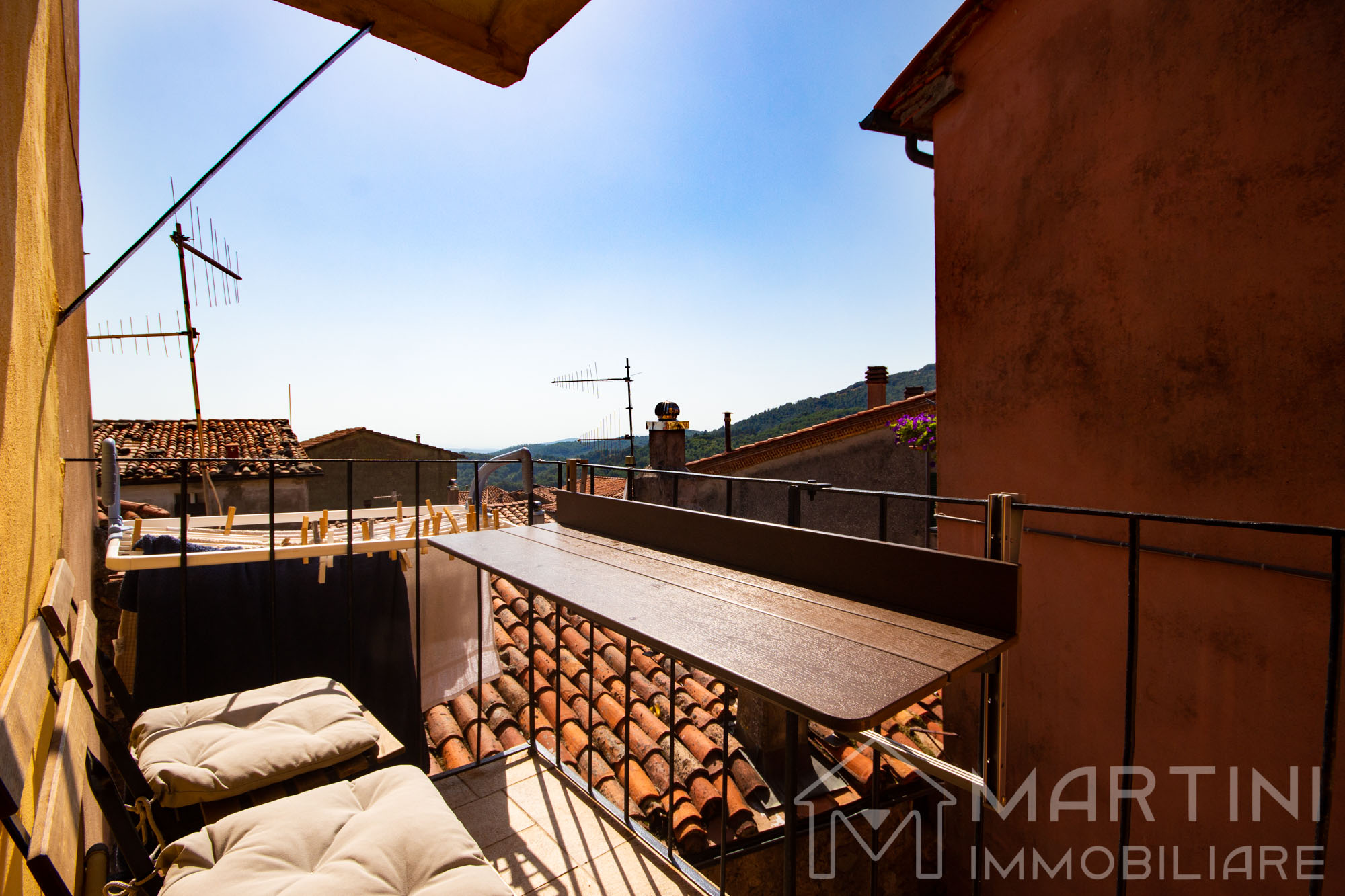Rustic-Style Apartment with Balcony