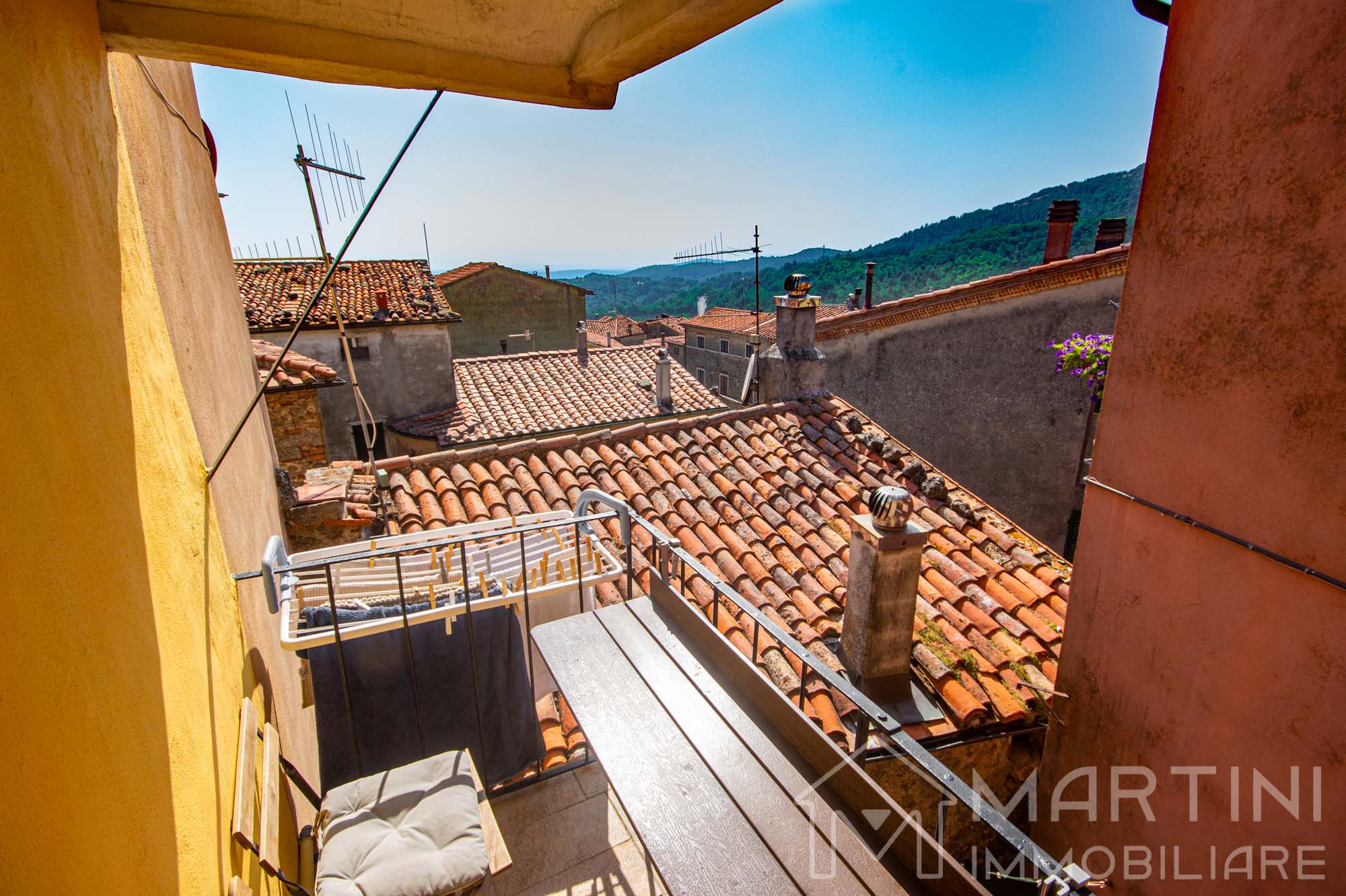 Rustic-Style Apartment with Balcony