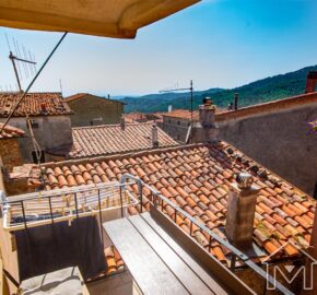 Appartamento in Stile Rustico con Balcone